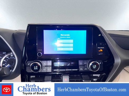 Used 2024 Toyota Highlander XLE AWD/4WD image 14