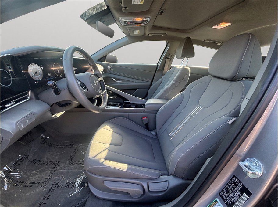 Used 2025 Hyundai Elantra SEL FWD image 2