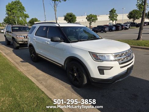 Used 2018 Ford Explorer XLT FWD image 3