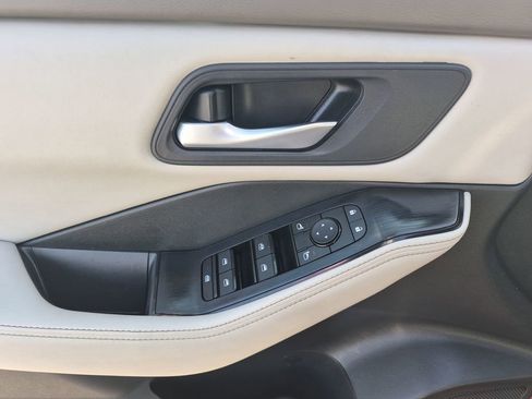 Used 2025 Nissan Rogue SV image 13