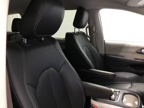 Used 2024 Chrysler Pacifica Touring-L AWD/4WD image 20
