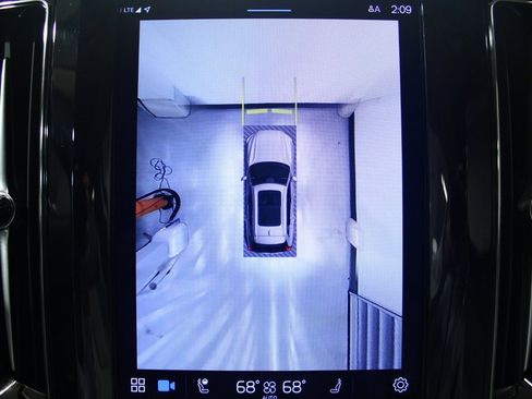 Used 2024 Volvo XC60 T8 Plus w/ Climate Package image 10