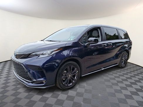 Certified 2025 Toyota Sienna XSE image 3