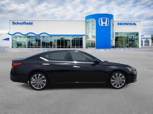 Used 2025 Nissan Altima 2.5 SL FWD image 2