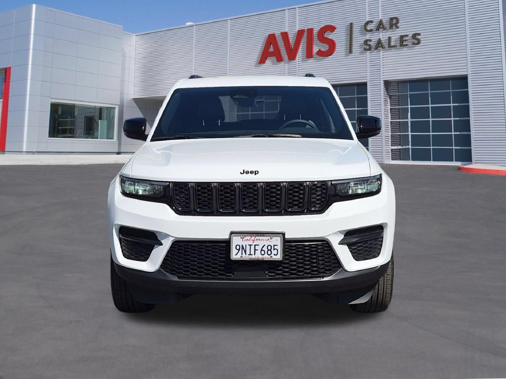 Used 2025 Jeep Grand Cherokee Altitude AWD/4WD image 2