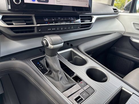 Used 2025 Toyota Sienna XLE FWD image 42