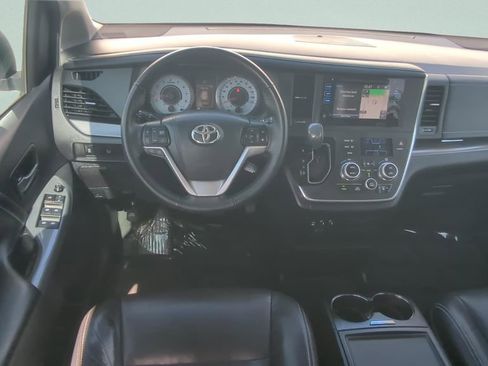Used 2017 Toyota Sienna SE w/ SE Preferred Package image 12