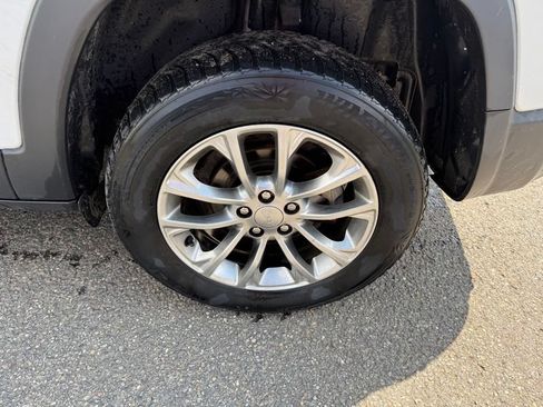 Used 2019 Jeep Cherokee Latitude Plus w/ Comfort/Convenience Group FWD image 15