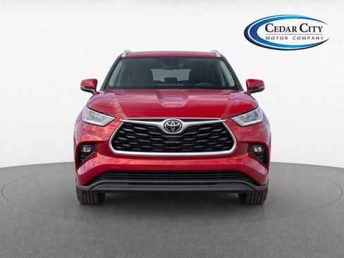 Used 2020 Toyota Highlander XLE AWD/4WD image 5