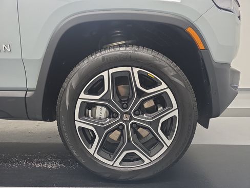 Used 2025 Rivian R1S Adventure Dual AWD/4WD image 11