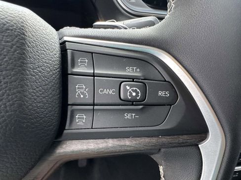 Used 2023 Jeep Grand Cherokee Limited AWD/4WD image 27