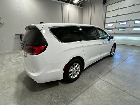 Used 2023 Chrysler Pacifica Touring-L FWD image 6