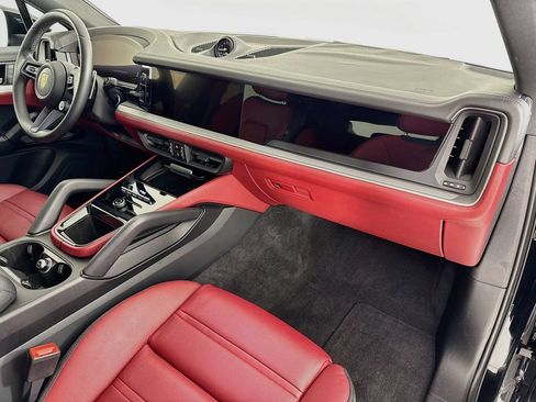 Certified 2024 Porsche Cayenne Coupe AWD/4WD image 31