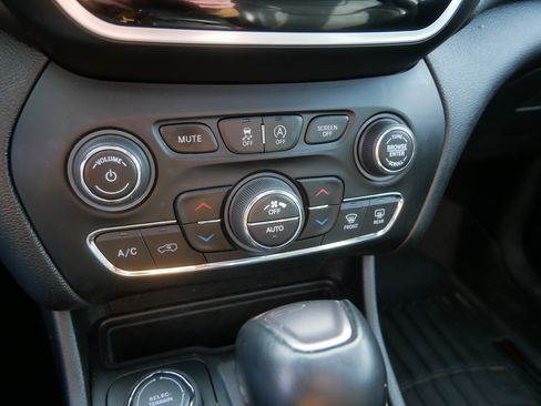 Used 2022 Jeep Cherokee Limited image 34