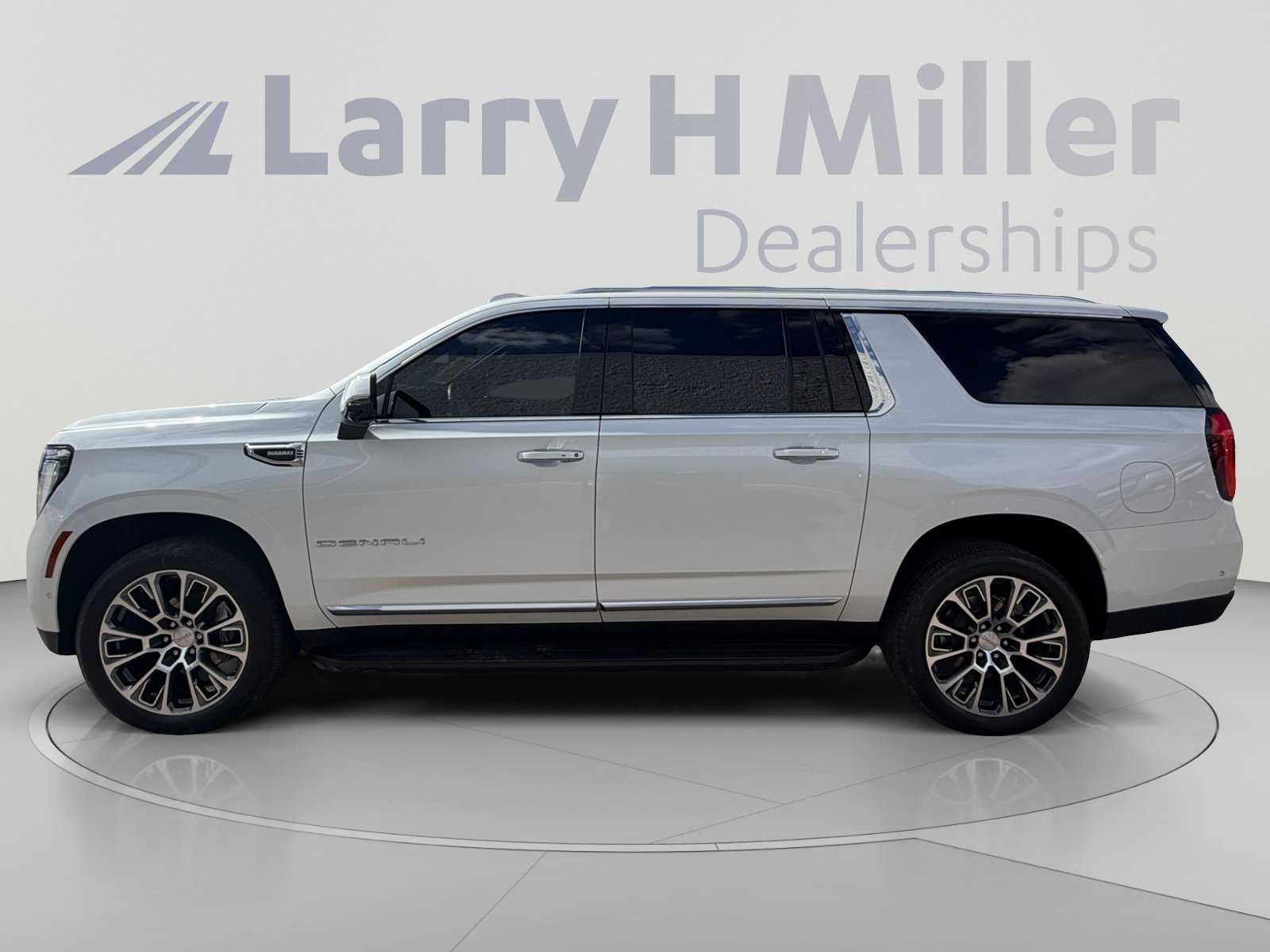 Used 2025 GMC Yukon XL Denali w/ Advanced Technology Package AWD/4WD image 2