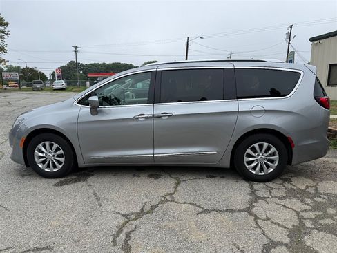 Used 2018 Chrysler Pacifica Touring-L FWD image 2