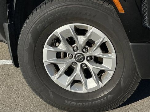 Used 2024 Nissan Frontier SV image 9