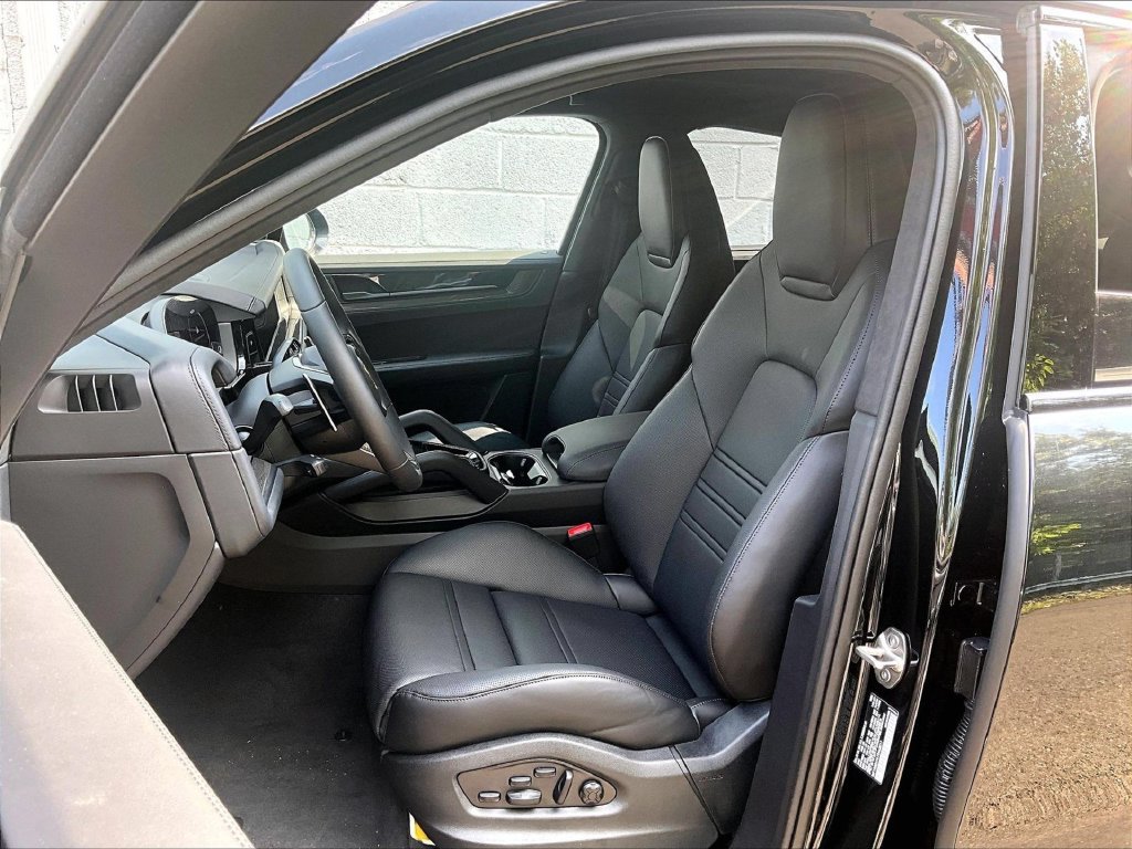 Used 2026 Porsche Cayenne GTS AWD/4WD image 5