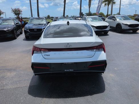 Used 2024 Hyundai Elantra Limited FWD image 5