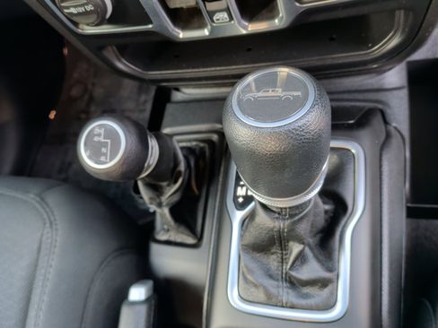 Used 2022 Jeep Gladiator Sport image 16