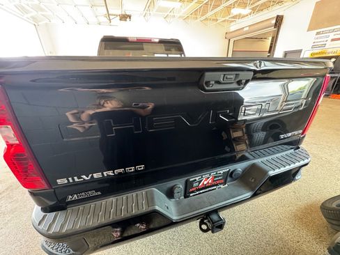 Used 2022 Chevrolet Silverado 2500 Custom w/ Custom Value Package AWD/4WD image 9