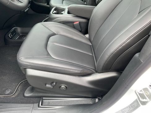 New 2026 Chrysler Pacifica Select w/ S Appearance Package FWD image 11