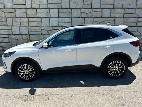 Used 2025 Ford Escape SE w/ PHEV Premium Package FWD image 3