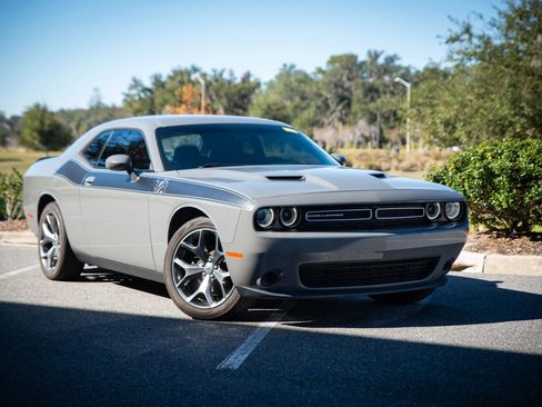 Used 2017 Dodge Challenger SXT image 1
