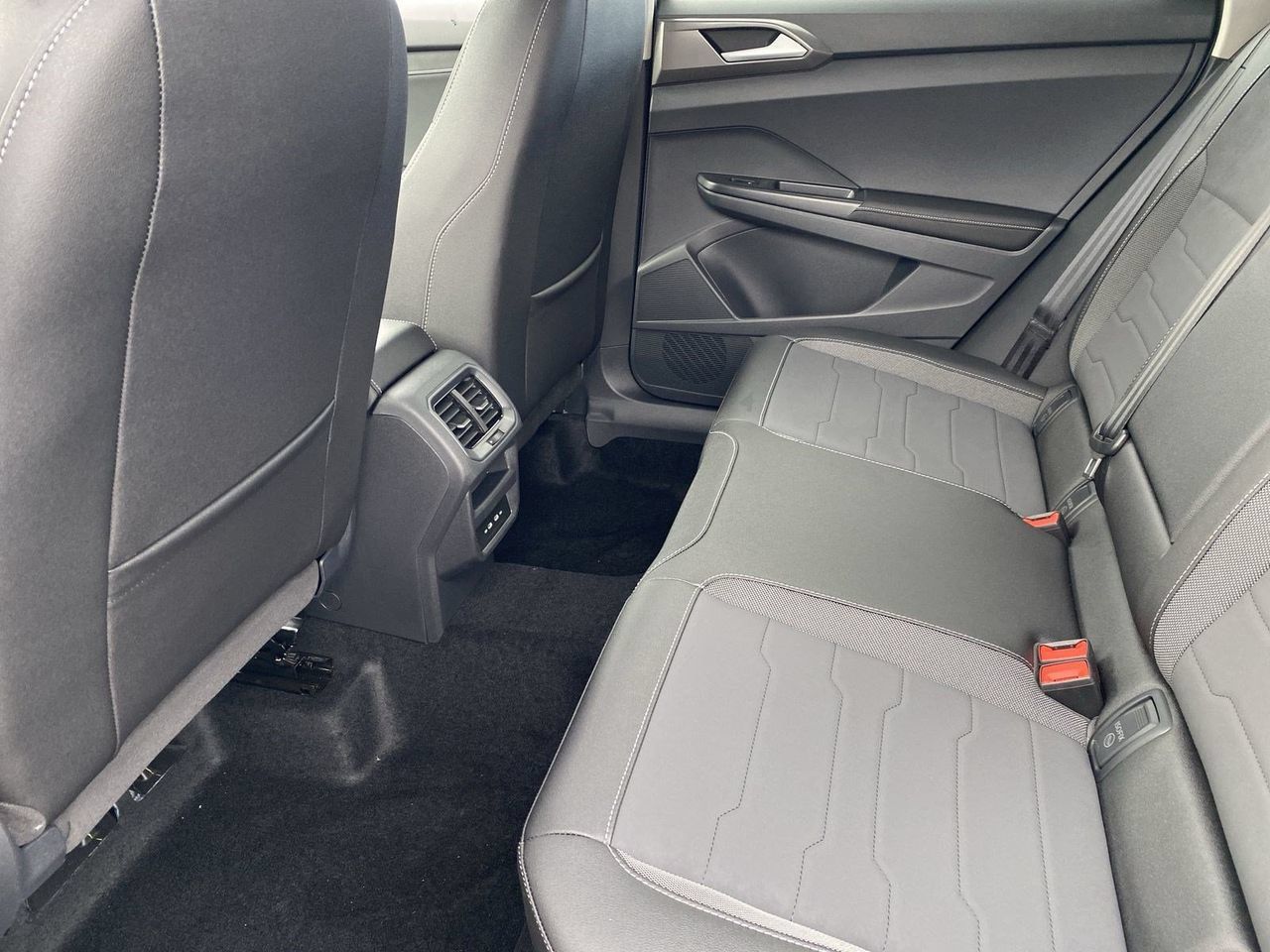 New 2026 Volkswagen Taos SE FWD image 13