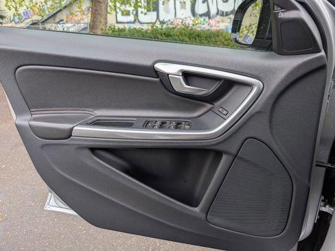 Used 2018 Volvo V60 T5 Cross Country Platinum image 23