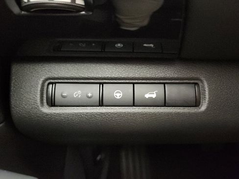 Used 2025 Nissan Pathfinder SV AWD/4WD image 10
