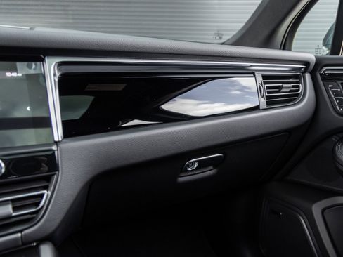 Certified 2025 Porsche Macan image 31