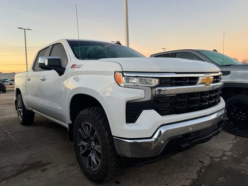 Used 2025 Chevrolet Silverado 1500 LT image 3