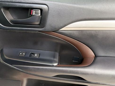 Used 2019 Toyota Highlander Plus w/ Carpet Mat Package (TMS) FWD image 19