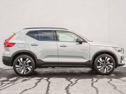 Certified 2025 Volvo XC40 B5 Ultra w/ Climate Package image 4