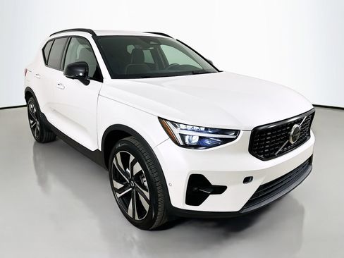 Used 2024 Volvo XC40 B5 Ultimate w/ Climate Package AWD/4WD image 3