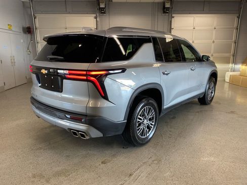 Used 2025 Chevrolet Traverse LT image 9