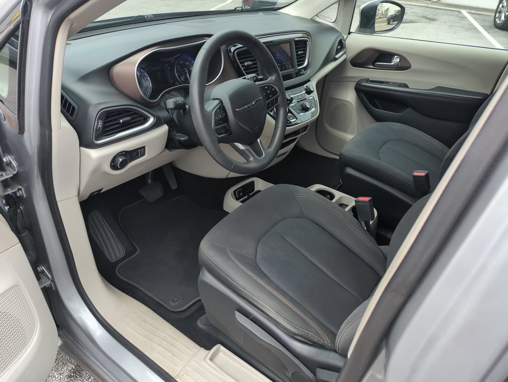 Used 2018 Chrysler Pacifica L FWD image 10