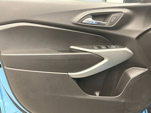 Used 2025 Chevrolet Trax RS w/ Sunroof Package FWD image 9