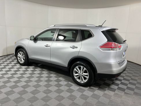 Used 2015 Nissan Rogue SV image 2