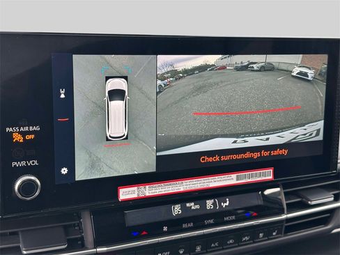 Used 2025 Toyota Sienna Platinum image 28