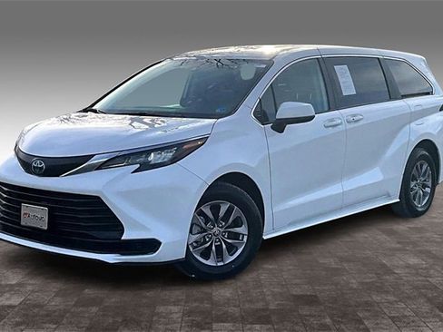 Used 2024 Toyota Sienna LE image 3