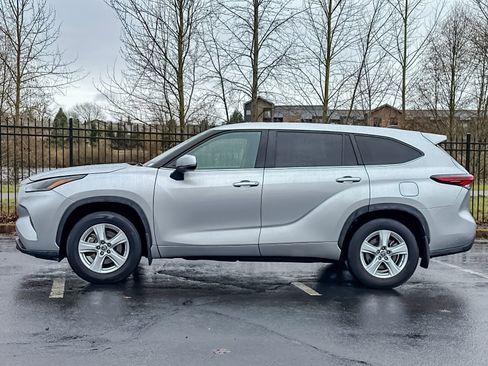 Used 2024 Toyota Highlander LE image 6