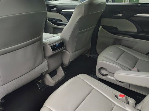 Used 2016 Toyota Highlander XLE image 28