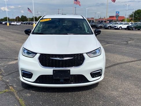 Used 2024 Chrysler Pacifica Touring-L image 3