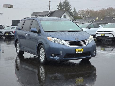 Used 2015 Toyota Sienna XLE w/ XLE Navigation Package image 2