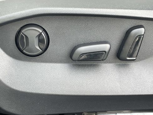 Used 2024 Volkswagen Tiguan SE image 18