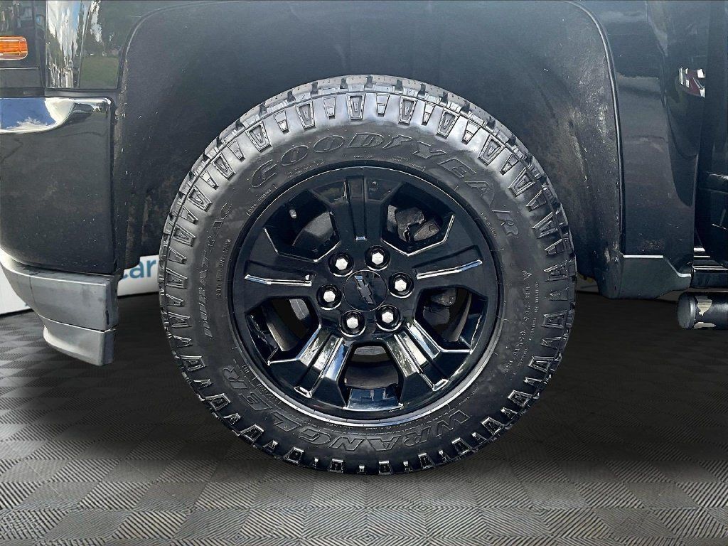 Used 2017 Chevrolet Silverado 1500 LT w/ Midnight Edition AWD/4WD image 7