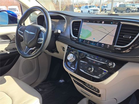 Used 2021 Chrysler Pacifica Touring-L w/ Uconnect Theater Family Group image 8