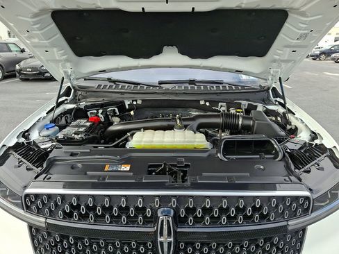 Used 2025 Lincoln Navigator Reserve image 28